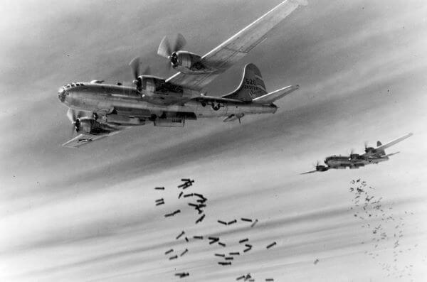 Bombowce Boeing B-29 z 468th Bombardment Group zrzucają bomby na japońskie stanowiska w Birmie 22 marca 1945 roku. Źródło: Wikimedia/USAF, domena publiczna.