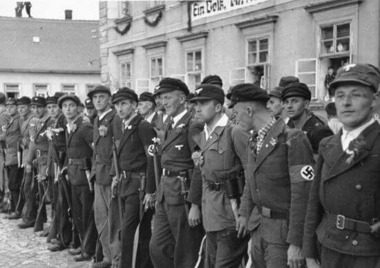 Niemieccy członkowie korpusu Henleincowców, którzy w latach 1938-1939 prowadzili dywersję w Czechosłowacji. Źródło zdjęcia: Wikipedia.