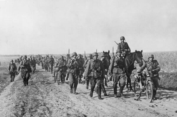 kolumna piechoty niemieckiej podczas marszu polną drogą na froncie wschodnim w czerwcu 1941 roku. NAC.