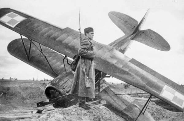 Wartownik z Armii Czerwonej pilnuje zestrzelonego polskiego samolotu PWS-26. Okolice Równego, wrzesień 1939 roku. Źródło WikimediaIWM, domena publiczna.