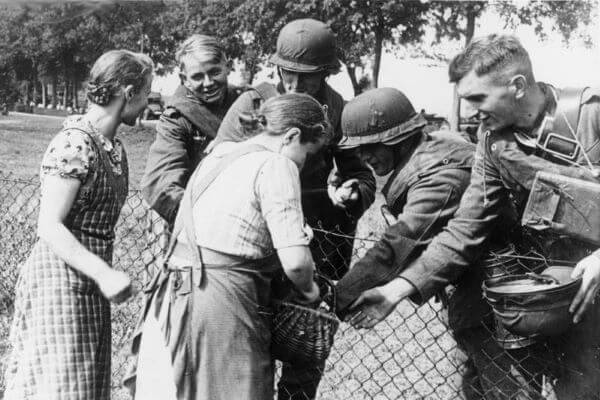 Volksdeutsche witają niemieckich żołnierzy wkraczających na ziemie polskie. Zdjęcie za: Wikipedia oraz Bundesarchiv, Bild 146-1979-050-21A / CC-BY-SA 3.0