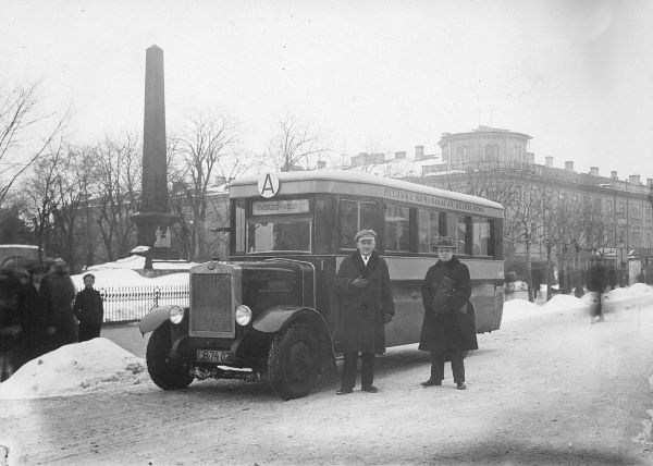 Autobus z zakładów Plage i Laśkiewicz. Źródło zdjęcia: NAC/Ludwik Hartwig